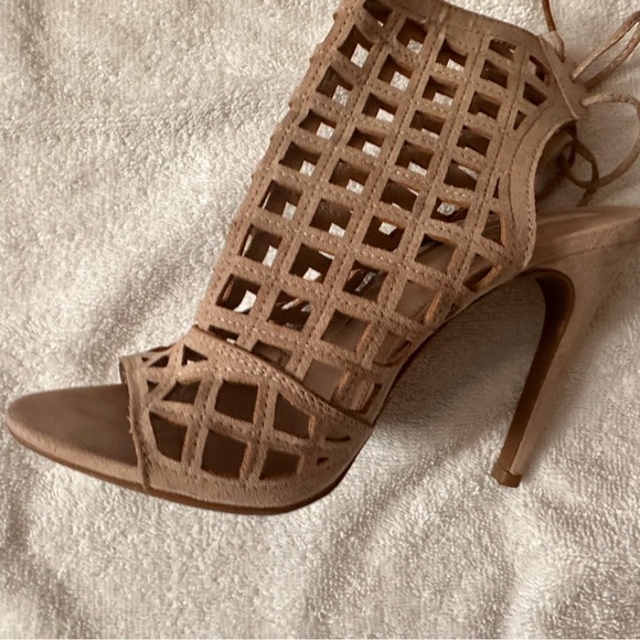 Cream High Heels - Picture 4 of 4